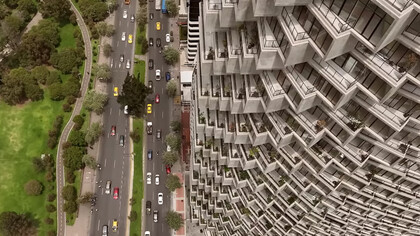 La geometría —ese lenguaje de claridad, simetría y control— puede morir. Rascacielo residencial de lujo ubicado en el centro, cerca del Parque La Carolina, y destaca por ser el edificio más alto de la ciudad con departamentos, oficinas y comercios, ofreciendo vistas espectaculares. IQON, 2022, BIG (Bjarke Ingels Group), Quito, Ecuador