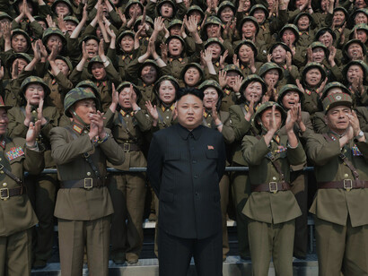 Kim Jong-un aclamado por decenas de mujeres soldados
