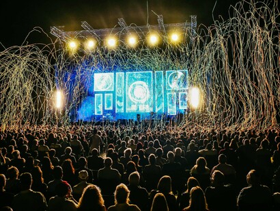 A música funciona como uma ponte entre a agressividade e sarcasmo de “Piece of Me” e a eterealidade de “Heaven on Earth”, reforçando a diversidade sonora do álbum sem quebrar sua temática