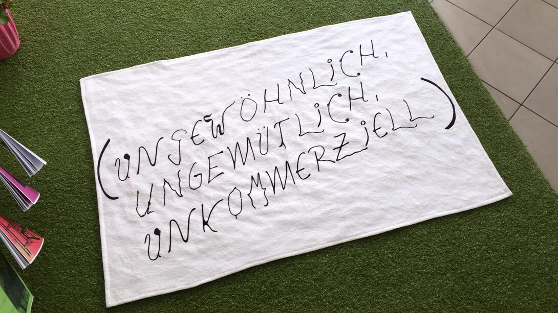 die Blaue Distanz, Handtuchgang (detail), 2019/2026. Mit freundlicher genehmigung der Kunstsammlungen Chemnitz