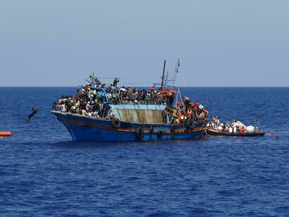 Una embarcación repleta de inmigrantes intenta alcanzar las costas europeas