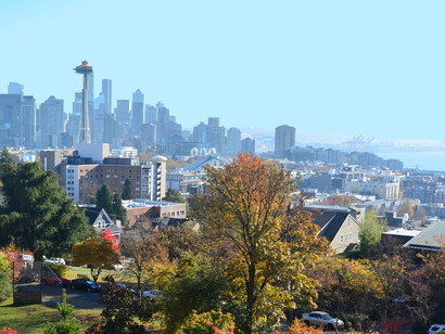 Visite o Kerry Park, em Seattle, Washington, e capture a icônica vista com o horizonte da cidade, o Space Needle e o Monte Rainier. Um dos pontos turísticos mais fotogênicos dos Estados Unidos