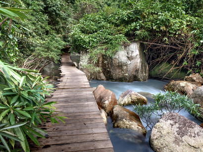 Ponte di legno con vista su fiume nel Borneo malese
