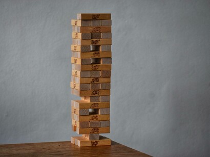 A Jenga piece to illustrate the constructive nature of learning a language