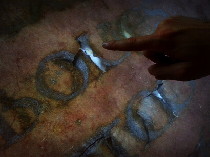 Codex Purpureus Sarzanensis è realizzato su una preziosa pergamena, costituita da pelle di pecora resa liscia e compatta, immersa nella tintura di porpora che nell’antichità era il colore riservato agli imperatori e ai sovrani