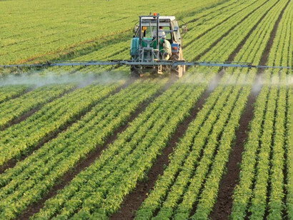 Tractor usado para trabajar en los campos de monocultivos transgénicos