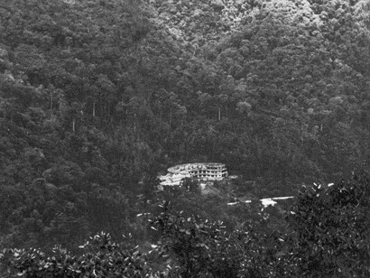 Edificio de Rancho Grande visto desde Pico Periquito. Foto: William Beebe, aparece en su libro «High Jungle»
