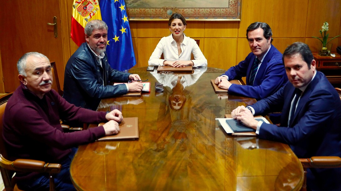 De izquierda a derecha: José María Álvarez Suárez (secretario general de la UGT), Unai Sordo (secretario general de CCOO), Yolanda Díaz (ministra de Trabajo española), Gerardo Cuerva (presidente de la CEPYME) y Antonio Garamendi (presidente de la CEOE) en la reunión para acordar la subida del SMI