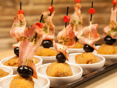 Tapa original: croqueta de cocido combinada con bacon y aceituna negra