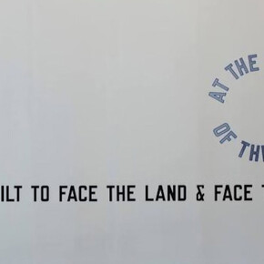 Lawrence Weiner, A wall built to face the land and face the water at the level of the sea (pared contruida para mirar hacia la tierra y hacia el agua al nivel del mar), 2008. Cortesía del Pérez Art Museum Miami