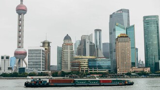 En el escenario contemporáneo, China expande su influencia global mediante la Iniciativa de la Franja y la Ruta, utilizando la financiación de infraestructura, la presencia de sus diásporas y el control de activos clave para generar interdependencias económicas que fortalecen su poder de negociación
