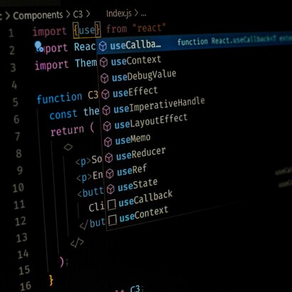 Editor di codice: "L’Intelligenza Artificiale Generativa è un sistema adattativo complesso di tipo computazionale, che apprende modificando le proprie regole decisionali sulla base dei dati. Il suo mondo è una realtà artificiale, costruita interamente a partire dai dati"
