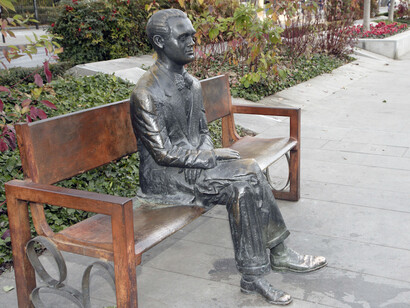 La estatua de bronce de Federico García Lorca que se encuentra en un banco público del bulevar central de la Avenida de la Constitución, en Granada. La obra del escultor José Antonio Corredor, fue el primer monumento dedicado al poeta en la ciudad. que lo vio crecer. Granada, España