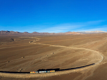 FCAB, tres unidades transportan una carga de placas de cobre desde la mina Escondida hasta Antofagasta, Chile