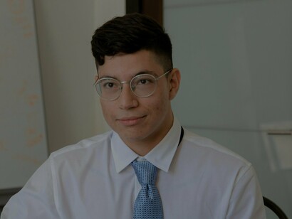 Homem em ambiente de trabalho. Ao apertar minha mão, ele o fez muito brevemente e desviou o olhar. Percebi ali que não me considerava bem-vindo
