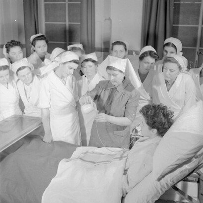 Enfermera durante una lección a sus estudiantes en el Hospital St. Helier. 1943