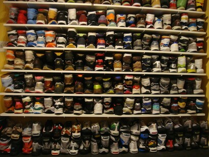 Colección de zapatillas deportivas en una estantería
