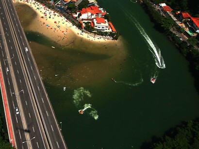 Marés, impactando diretamente milhares de moradores que ocupam as margens de lagunas e rios em áreas naturalmente inundáveis