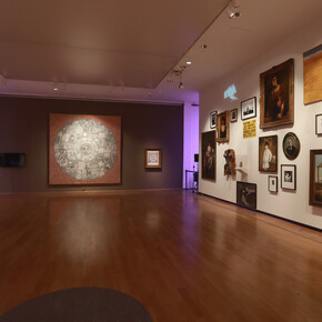 Adriana Bustos, Carta natal: as origens cósmicas do Museu, vista da exposição. Cortesia do Museo Nacional de Bellas Artes
