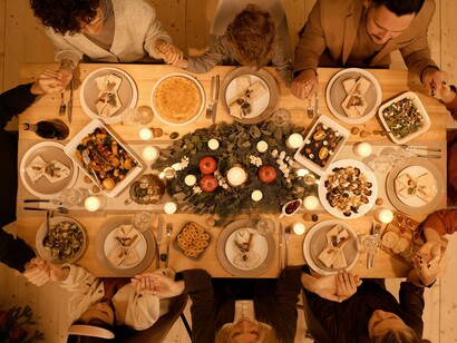 Bem, há coisas lindas que acontecem para além da modernidade cada vez mais virtual, distante e fria, uma vontade imensa de reencontros, uma forma simplificada e natural de dizer que ainda se está vivo, perto fisicamente, e sobretudo que o outro importa.  Importa tanto que ainda é bom recebê-lo, por mais divergente que sejam as ideias, caminhos tomados, trajetórias percorridas e amores escolhidos ao longo do último ano