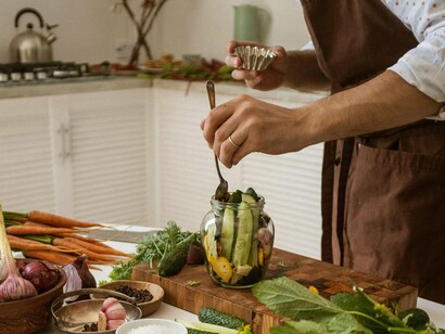 Prato de salada. Diferentes tipos de alface e outras folhas podem trazer texturas variadas e mudar completamente a sua experiência

