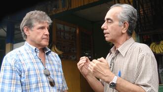 El autor de este artículo y el poeta Marco Aguilar, frente a su lugar de trabajo. Foto: Darinka Hilje