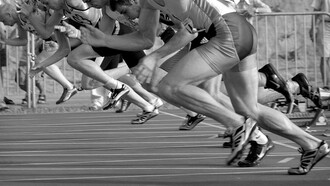 Athleten beim Rennstart eines Laufs