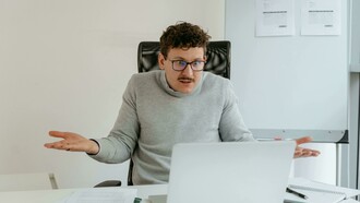 O recurso de buscar teorias conspiratórias é uma toca de coelho, um sinalizador irresistível. Polariza, mimetiza, cria grupos fanáticos que lutam para descobrir e manter o segredo escondido. No livro Alice no País das Maravilhas, a entrada de Alice na toca do coelho a levou a um mundo estranho e ilógico, mas fascinante e sedutor. Um mundo de descobertas. Essa imagem se transformou em uma metáfora rica, e portanto muito usada, para descrever nossas jornadas em direção a descobertas surpreendentes, a maneiras novas de perceber e pensar, enfim, a caminhos que se apresentam e são sedutores. Toca de coelho é uma metáfora perfeita para descrever nossa atividade na internet com seus mundos desconhecidos ao alcance de um clique