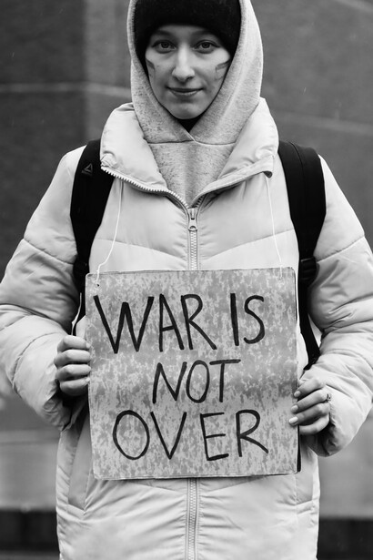 La guerra en Ucrania ha evidenciado las tensiones geopolíticas profundas entre Occidente y Rusia, donde la ocupación de territorios y las ofensivas militares perpetúan un conflicto sin solución diplomática a la vista