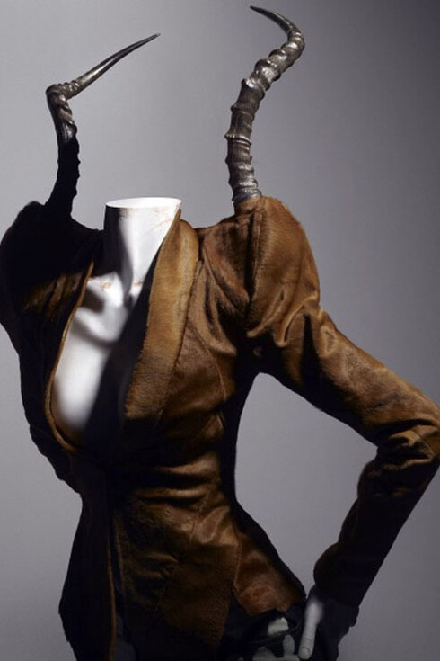Diseño de Alexander McQueen expuesto en la muestra "Savage Beauty"