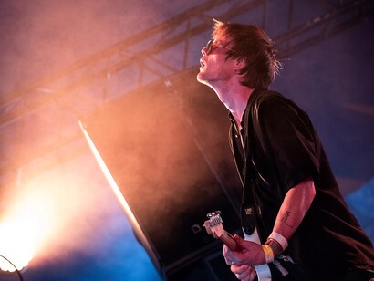 Con album come "Dogrel" e "A Hero’s Death", hanno ridefinito il punk rock per una nuova generazione