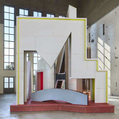 Ausstellungsansicht „Plateau mit Halbfigur“, Foto: Jens Ziehe, © Thomas Scheibitz / VG BILD-KUNST, Bonn, 2018
