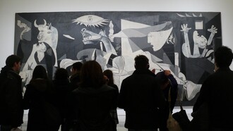 Visitatori del Museo Nacional Centro de Arte Reina Sofía osservano la "Guernica" di Picasso, Madrid, Spagna. 
È una continua Guernica, la forza. Stare in questa guerra mentre provi a dipingere armonia