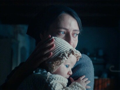 "Vermiglio" di Maura Delpero è un'intensa esplorazione della memoria e delle radici familiari, ambientata nel rigido paesaggio montano della Val di Sole durante la fine della Seconda guerra mondiale. Immagine dal trailer del film con Martina Scrinzi