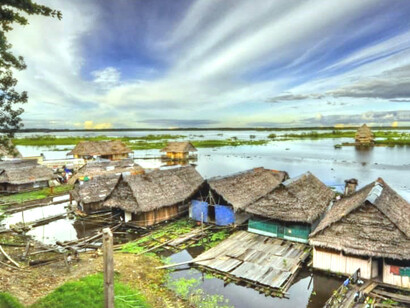 Chozas en un río de Iquitos, Perú
