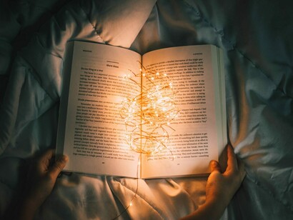 Libro illuminato. Il viaggio di un essere umano è straordinario, ma può esserlo solo se accettiamo le sfumature dei nostri pensieri e della nostra essenza, rinunciando ai pregiudizi