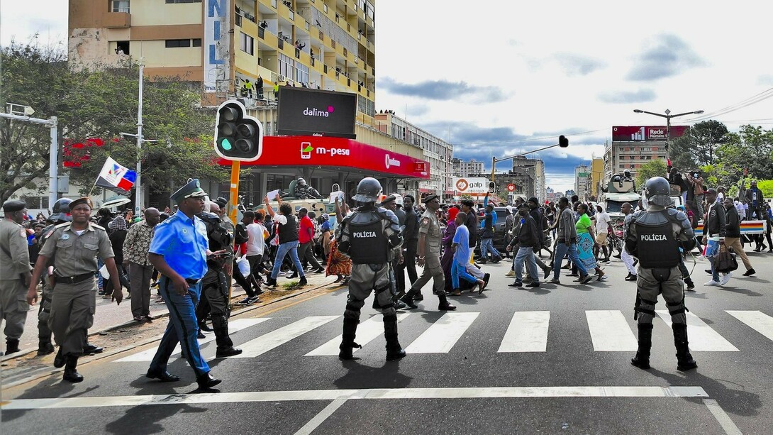 Manifestantes protestam contra os resultados das eleições autárquicas em Moçambique, descritas como "megafraude" eleitoral (2023)