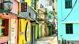 Colourful restaurants in Taipa Village ©Alma Reyes
