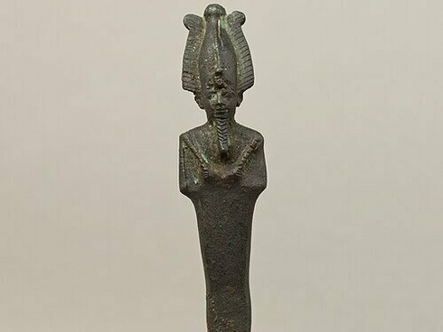 Estatueta de Osiris em exposição no MET. Osiris preside o julgamento. O coração do morto é retirado e colocado em um dos pratos de uma balança cujo outro prato tem uma pena. O coração, para os egípcios, simboliza o que atualmente se entende por consciência, é o centro da vida pensante e espiritual, a fonte do bem e do mal no homem, o ponto revelador de virtudes e vícios. A pena é o símbolo da justiça e da verdade

