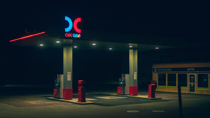 Une station-service désertée la nuit, illustrant la pénurie de carburant à Bamako et la difficile accessibilité des stations, symbole de la crise économique engendrée par le blocus des voies d'approvisionnement