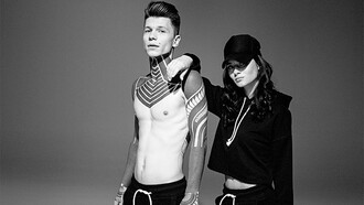 Modelos usando as mesmas roupas. A moda de gênero emergiu como um movimento cultural e social significativo