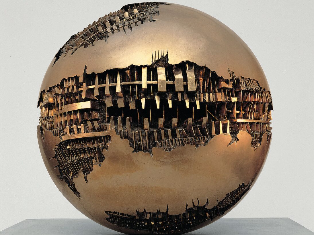 Arnaldo Pomodoro, Sfera n. 1, 1963 bronzo, ø 120 cm (foto Aurelio Barbareschi). Courtesy of Palazzo Reale