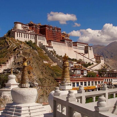 El palacio de Potala fue construido sobre la cima de Marpo Ri, la «Colina Roja», que se eleva a 3650 metros sobre el nivel del mar y unos 300 metros sobre el valle de Lhasa
