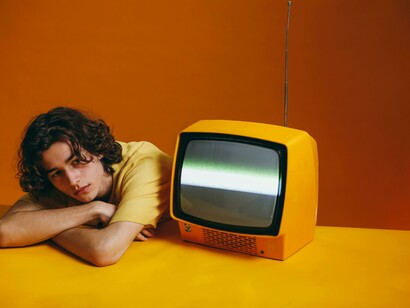 Garoto com sua televisão. Ontem maratonei uma série muito boa. Assisti uma temporada inteira: a última! Fui de dez da noite às 5 da manhã