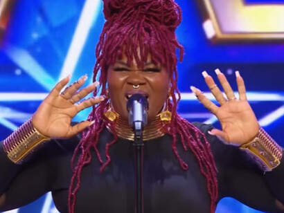 Ao contrário da maioria das artistas femininas moçambicanas, é um exemplo, cada vez mais raro, de uma voz cujas influências entram pelos tímpanos adentro sem sacrifício da sua própria identidade. E essa é uma das artes mais difíceis: cruzar a tradição e a contemporaneidade