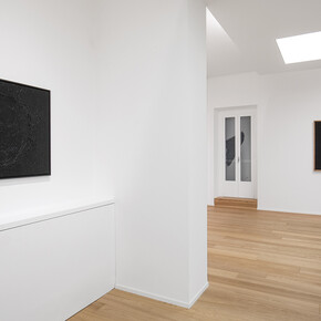Alberto Burri e Nunzio, Nero x nero, veduta della mostra. Per gentile concessione della Galleria Mazzoleni