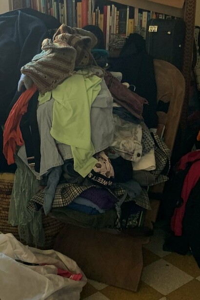 Il processo include anche piccoli accorgimenti tecnici, come decidere dove posizionare gli indumenti, valutando anche la tipologia di gruccia più adatta