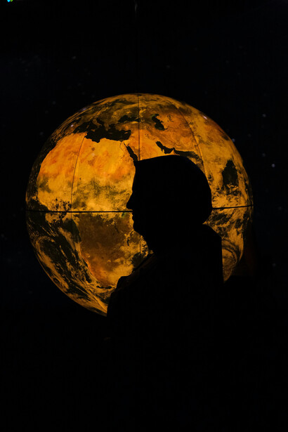 Quiere crear alguna geografía 
con el sabor extinto del inicio, 
sin el ripio, la noche, el precipicio,  
la colina imposible, el ruido, el lodo