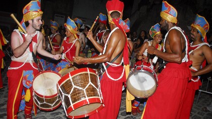 Percussão do Maracatu Nação, com uma alfaia em destaque