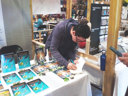 Puesto en un evento literario de Círculo y punto Editores